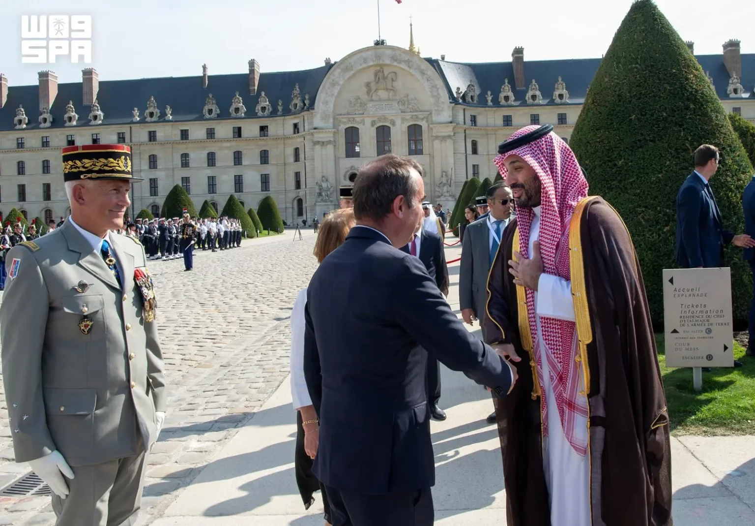 سمو ولي العهد يصل إلى قصر الإنفاليد في العاصمة الفرنسية باريس