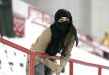 مشجعة اتحادية تساند فريقها من الملعب 