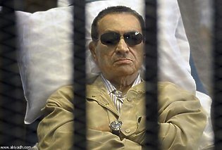 النائب العام يأمر باعادة مبارك لسجن طرة