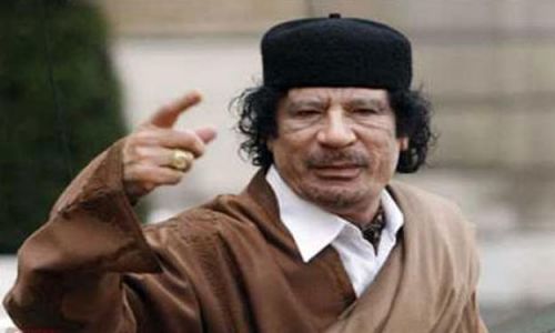  (فيديو  )جديد يظهر تنكيل قاتلي القذافي بجثته بعد وفاته
