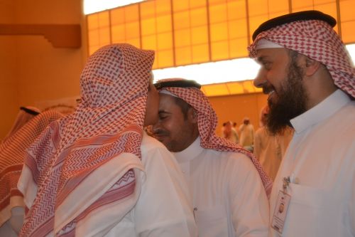 بحضورالدكتور الجليفي ثانوية الجامعة الأهلية تكرم مديرها السابق الغملاس بقبلات الوفاء 