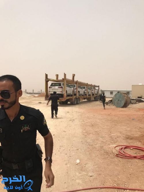 شرطة الرياض: ضبط سارقي شاحنة تحمل أربع مركبات فارهة