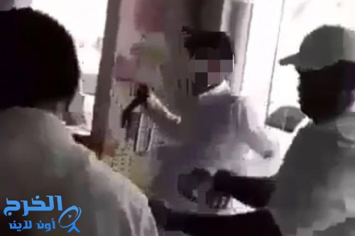  شرطة الرياض تطيح بمواطن تهجَّم على عمالة مطعم بالهياثم في فيديو متداول
