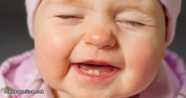 هذا ما يحدث لجسم طفلك مع بداية ظهور الأسنان؟