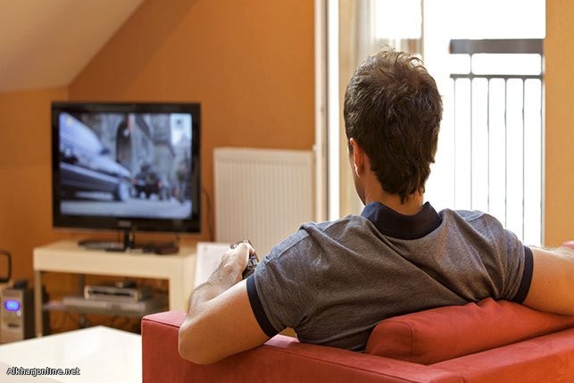 4 ساعات أمام التلفزيون تفاقم خطر إصابة الرجال بسرطان القولون