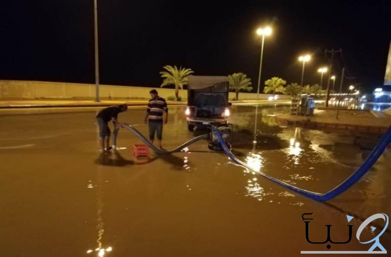 بلدية محافظة الدلم  باشرت  أعمال سحب مياه الأمطار من أماكن التجمعات