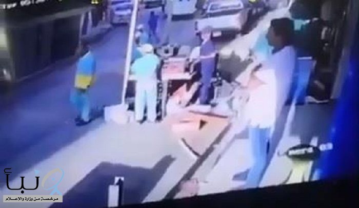 فيديو متداول.. عمالة وافدة تعتدي على مراقبي البلدية في بطحاء الرياض