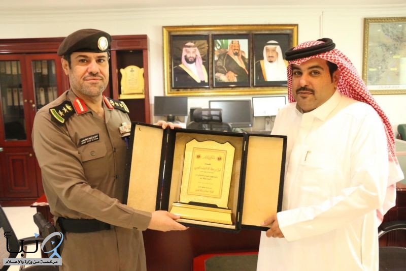 مدير شرطة محافظة الخرج العقيد العتيبي يكرم قائد سرية الشرطة الثانية بالخدمات الطبية والمنسق الأمني بالخدمات الطبية