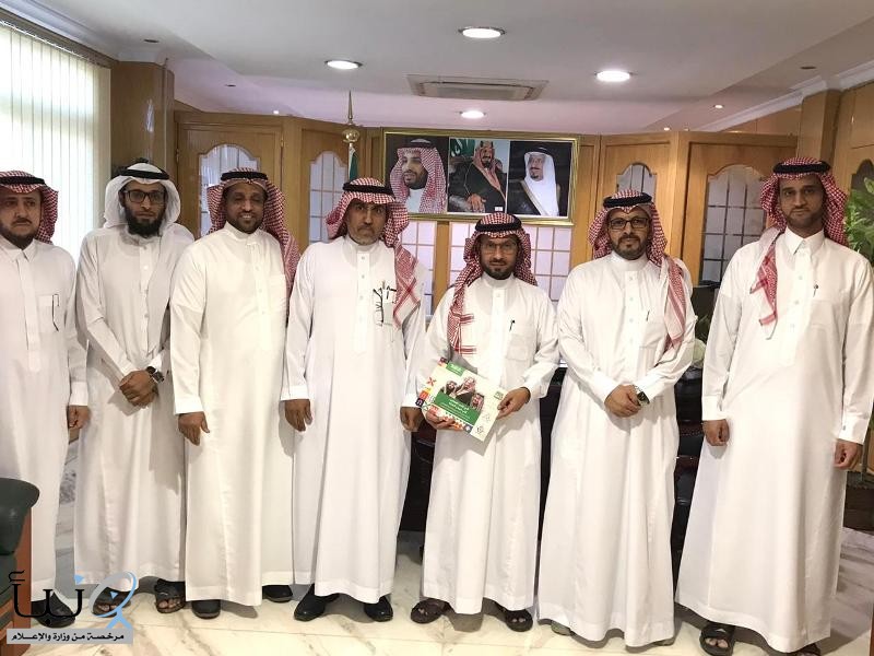 مدير التعليم يتسلم إصدار التربية الخاصة عن مسيرة رعاية الأشخاص ذوي الإعاقة في المملكة