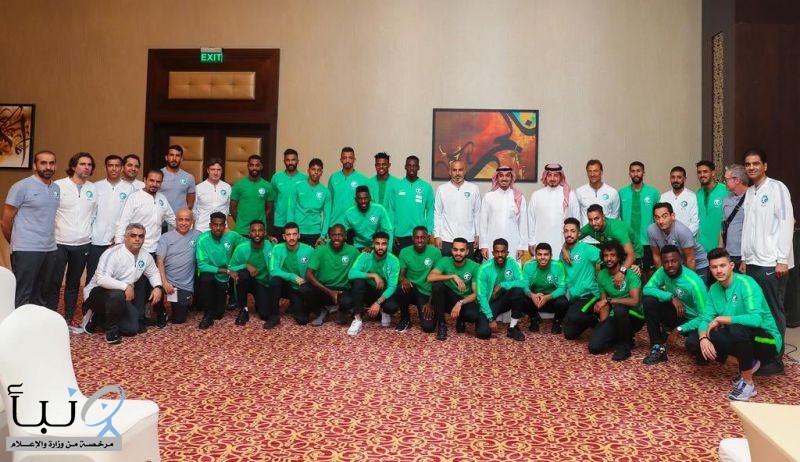 رئيس هيئة الرياضة يلتقي لاعبي المنتخب السعودي الأول لكرة القدم
