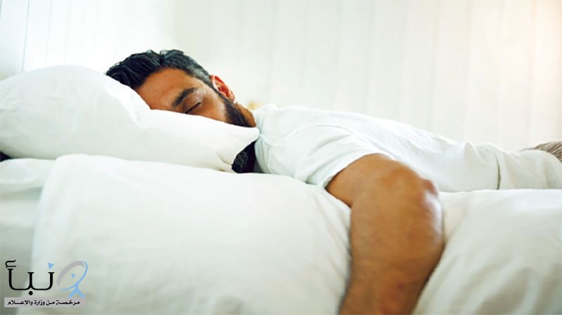 النوم على البطن يسبب آلام الظهر والرقبة