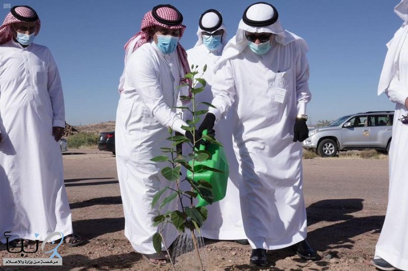 رئيس جامعة الطائف يدشن حملة "لنجعلها خضراء" بالمدينة الجامعيَّة