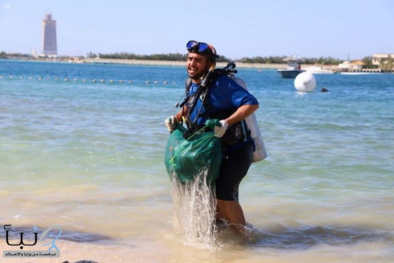 "الموارد البشرية والتنمية الاجتماعية" تطلق "مبادرة ليكن أنقى" لتنظيف قاع البحر
