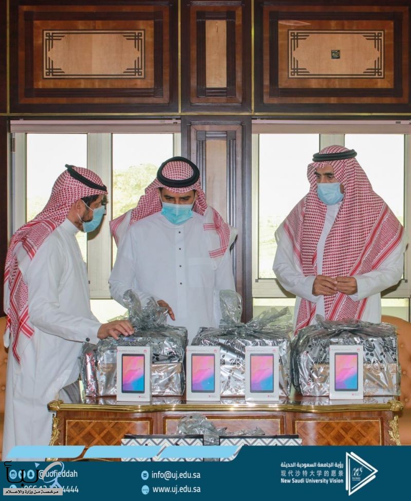 رئيس جامعة جدة يسلم عدداً من الطلاب والطالبات أجهزة حاسب آلي ضمن مبادرة أوقاف الجامعة