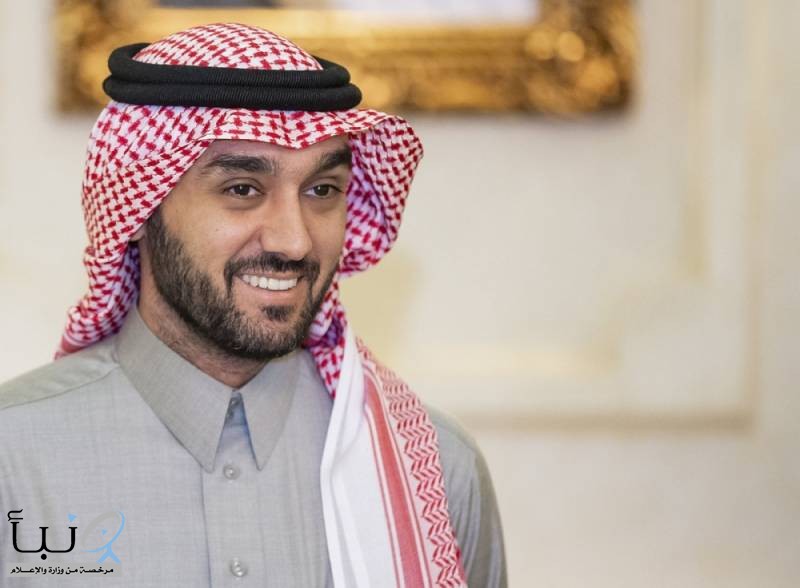 الاتحاد السعودي للكاراتيه يهدي “وزير الرياضة” الحزام الأسود الفخري