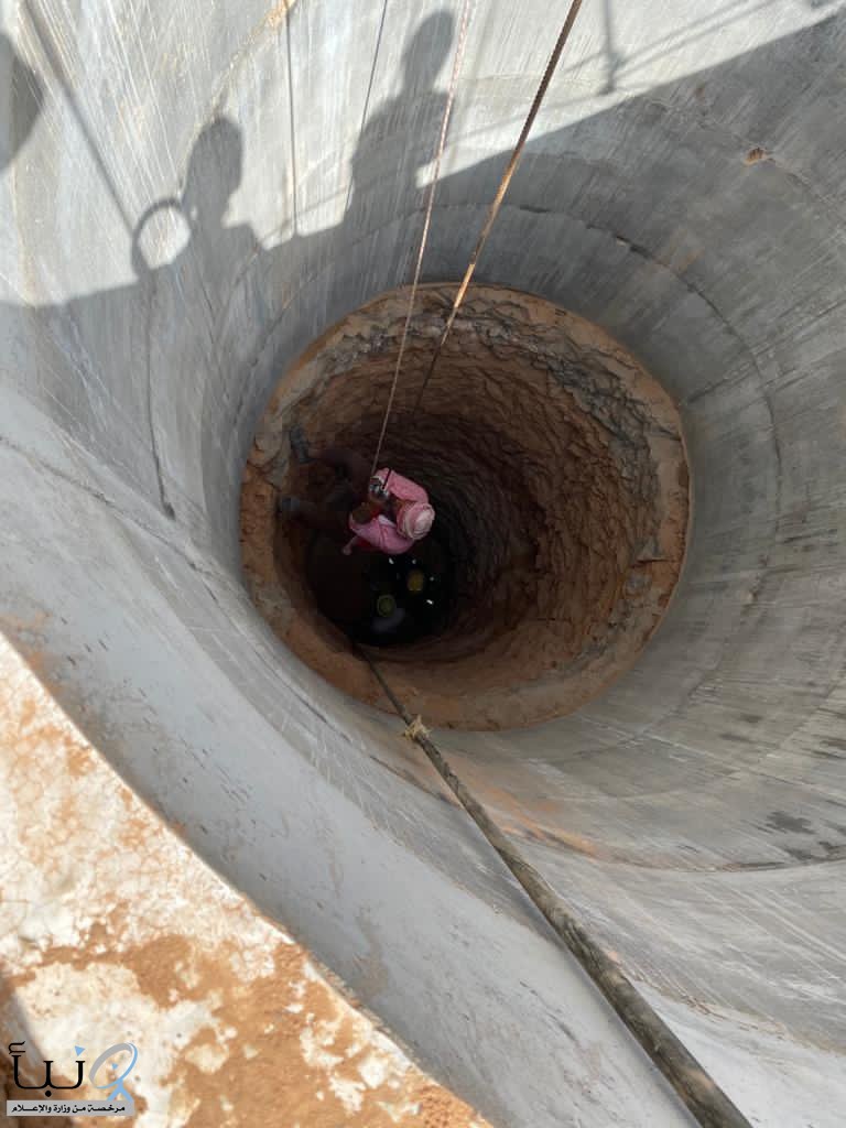 مدني وادي الدواسر ينقذ مقيمًا سقط في خزان مياه تحت الإنشاء