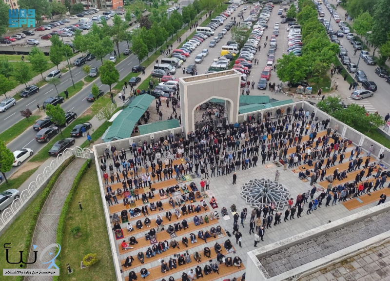 أكثر من عشرة آلاف مصل يؤدون صلاة العيد بجامع الملك فهد في العاصمة البوسنية