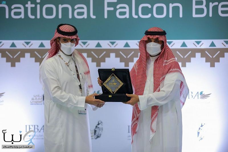 المدير التنفيذي لنادي الإبل يزور المزاد الدولي لمزارع إنتاج الصقور