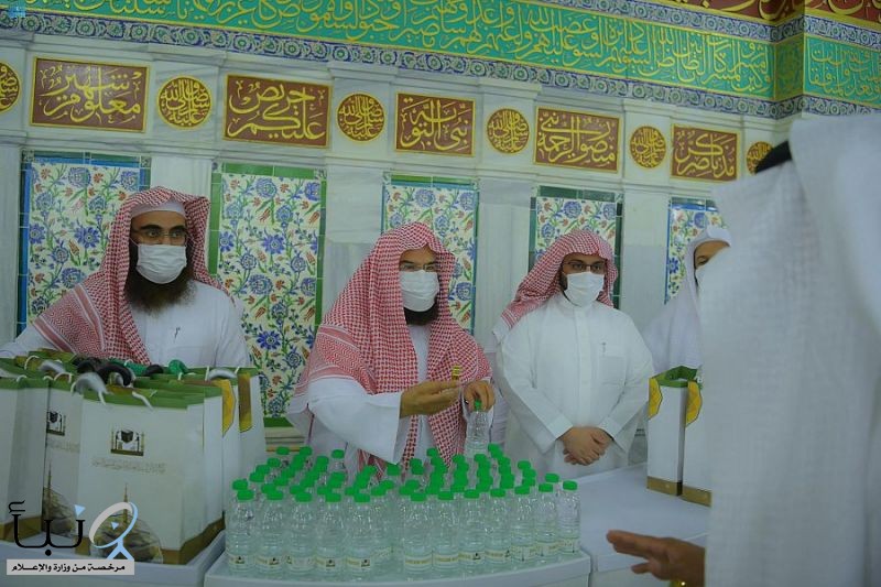 السديس يُشارك في توزيع الهدايا على زوار المسجد النبوي الشريف ضمن حملة "خدمة زائرينا شرف لمنسوبينا"