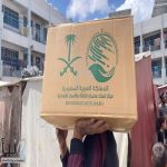 مركز الملك سلمان للإغاثة يوزع 6.500 سلة غذائية للمتضررين في بلدة عبسان شرق خان يونس وللنازحين في محافظة النصيرات في قطاع غزة