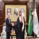 وزير الدفاع يلتقي وزير الخارجية الإيراني لبحث التعاون الثنائي وتطورات المنطقة