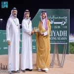 وكيل إمارة المنطقة الشرقية يسلم كأس الإمارة لمالك الجواد الفائز بميدان الفروسية بالرياض وكيل إمارة المنطقة الشرقية يسلم كأس الإمارة لمالك الجواد الفائز بميدان الفروسية بالرياض