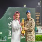 نائب قائد القوات الجوية يشهد منافسات موسم سباقات الرياض ويسلّم كأس وزارة الدفاع للفائز
