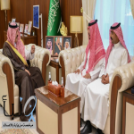 أمير حائل يستقبل مواطنين لموقفهم البطولي في إنقاذ وافدين من السيول