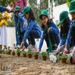 أطفال المدارس يشاركون بلدية الظهران في مبادرة (ازرع جمالا) لزراعة الورود في حديقة الأمانة