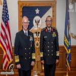 رئيس أركان القوات البحرية يبحث مع نظيره الأمريكي تعزيز التعاون والأمن البحري