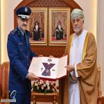 سلطان عُمان يمنح قائد القوات الجوية السعودية وسام عُمان العسكري من الدرجة الثانية