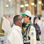 ابتسامة الكشاف.. رسالة عطاء تُضيء دروب المعتمرين والزوار في الحرمين الشريفين