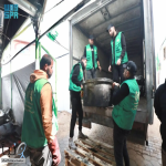 مركز الملك سلمان للإغاثة يوزّع 30 ألف وجبة غذائية ساخنة في وسط وجنوب قطاع غزة