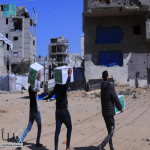 مركز الملك سلمان للاغاثة يوزّع سلالًا غذائية على الأسر النازحة في مخيمات شمال قطاع غزة