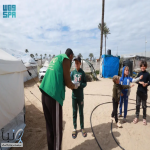 مركز الملك سلمان للإغاثة يواصل توزيع الوجبات الغذائية الساخنة على النازحين في قطاع غزة