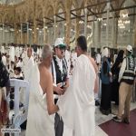 قائد كشفي يُعيد الطمأنينة لمعتمر عند الكعبة